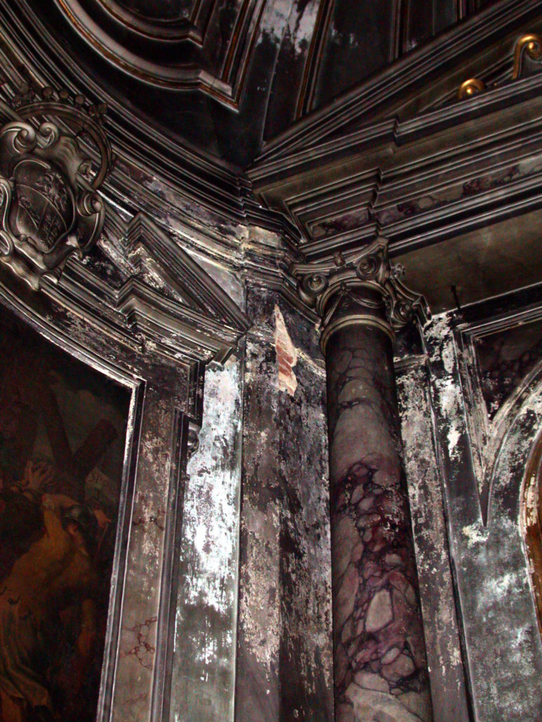 2004-08-23 - Santissima Annunziata altar chapel deterioration 18 2002